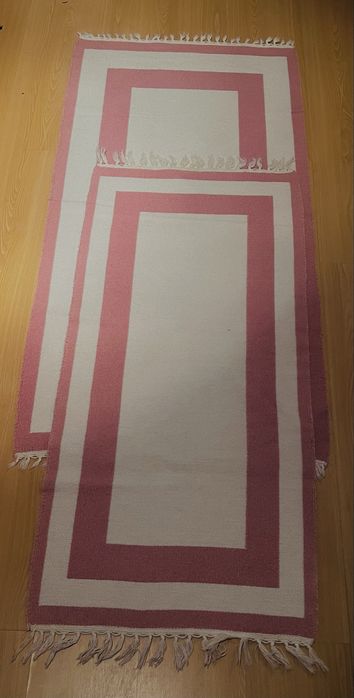 Tapetes quarto em muito bom estado. 1-Tapete 1x32x66–1-Tapete 1x15x58.