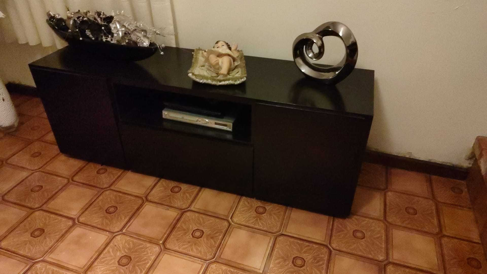 Móvel de sala com arrumos