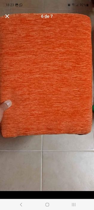 Mesa de centro em cerejeira com dois Puffs incluídos