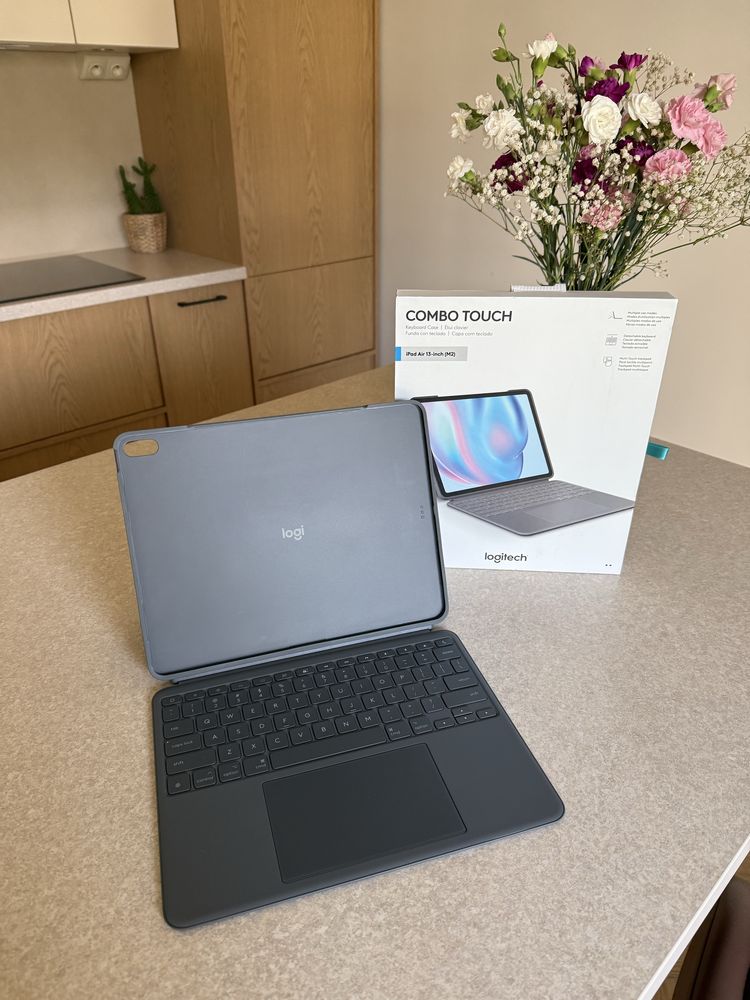 Logitech Combo Touch – Klawiatura z etui do iPad Air 13” (M2) m3