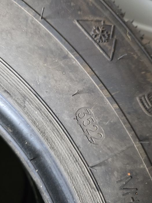 Opony zimowe dwu letnie 235 70 r16 jak nowe 23rok