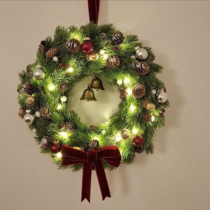 Ręcznie robiony świąteczny wianek z lampkami LED - 25 cm