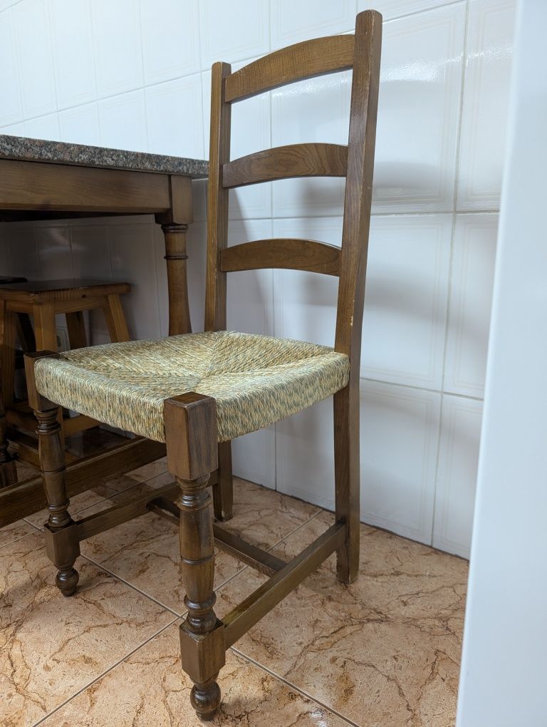 Conjunto mesa e quatro cadeiras