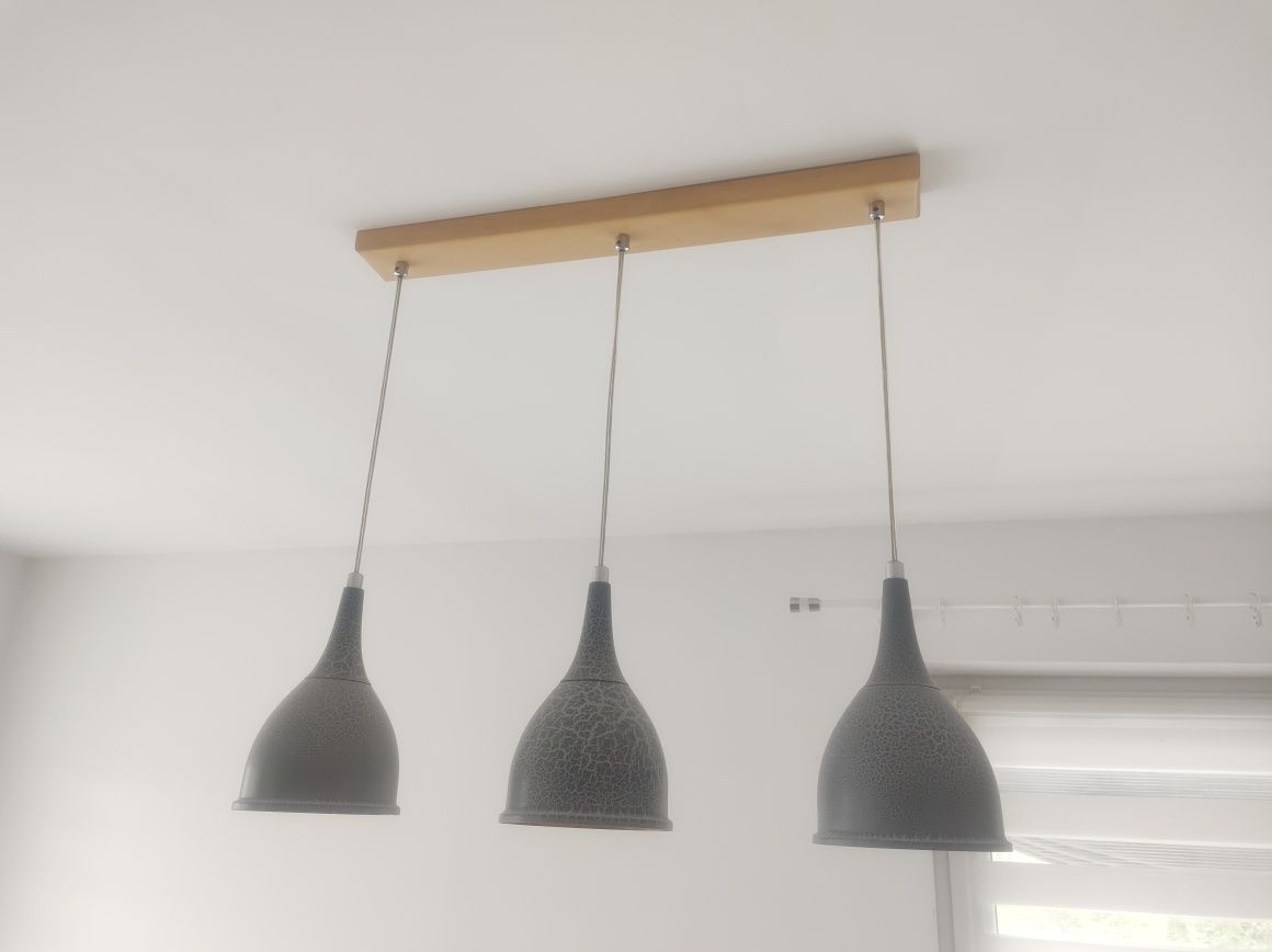 Lampa sufitowa 3 klosze efekt betonu drewniana listwa.