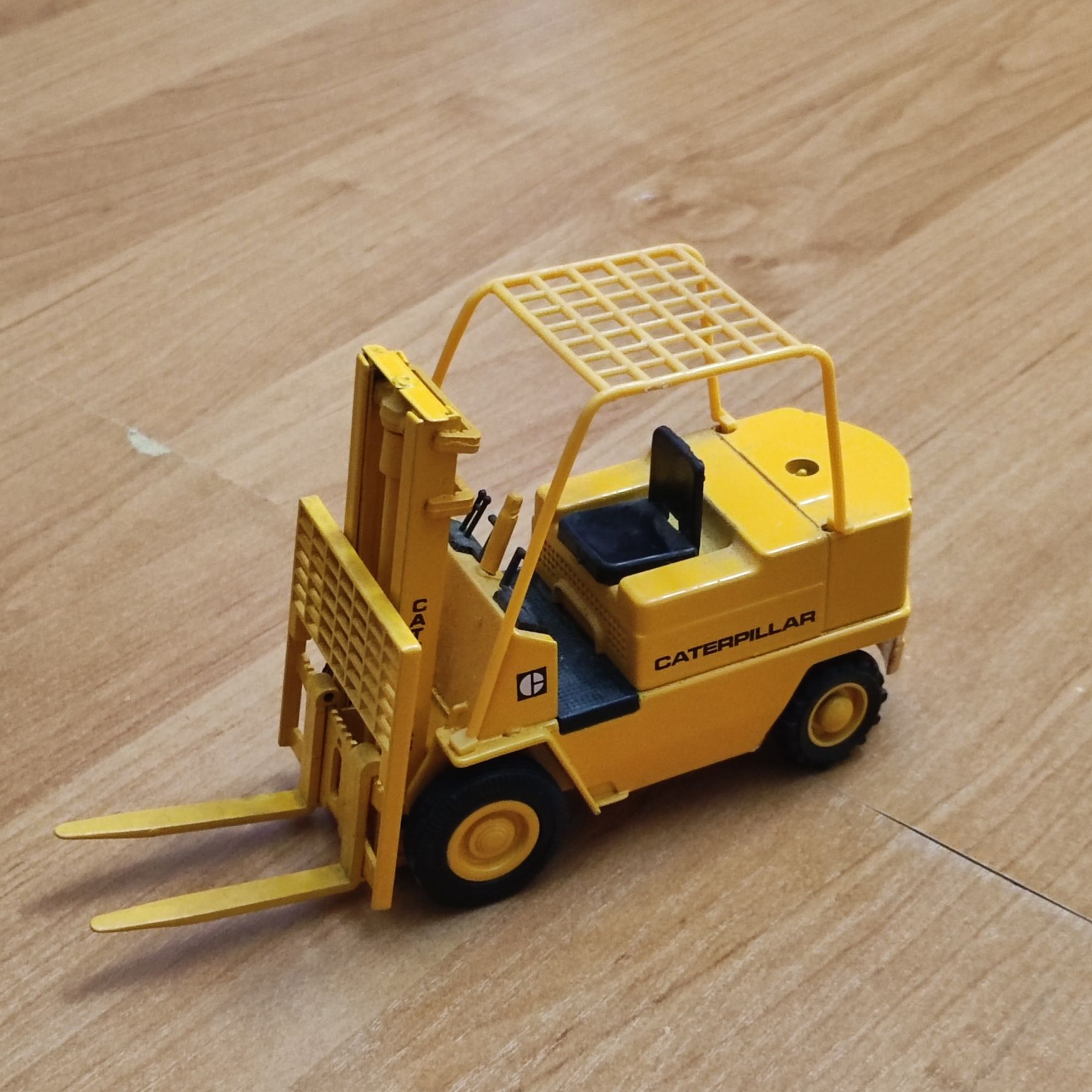 Model Joal Caterpillar wózek widlowy