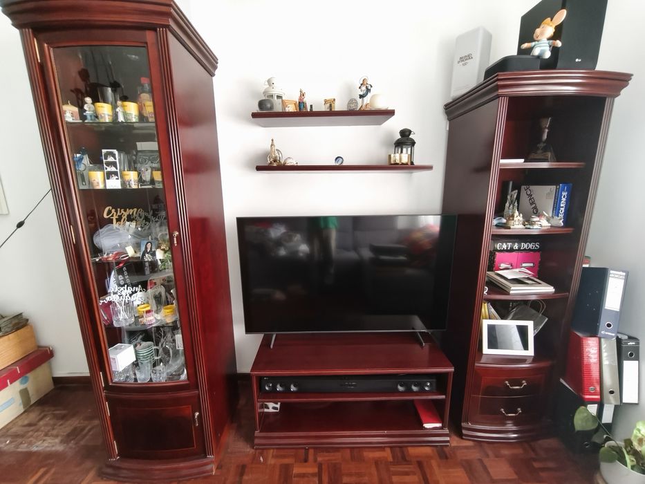 Móvel com TV , dois estantes e dois tabuas