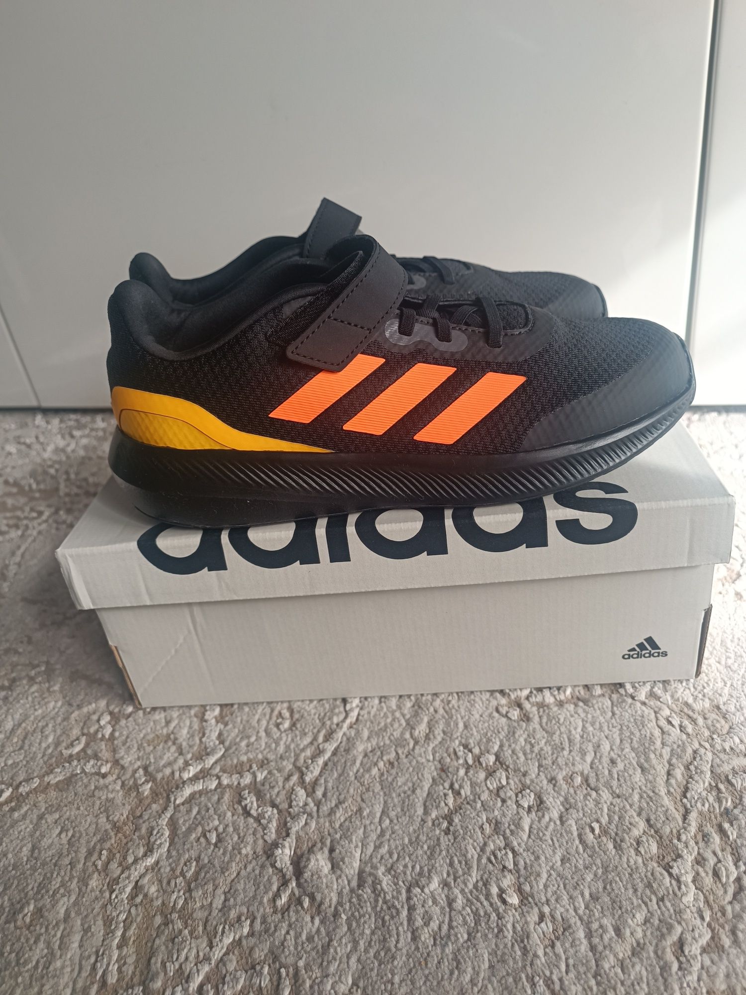 Buty sportowe chłopięce młodzieżowe dziecięce adidas 38 2/3 na rzepy.