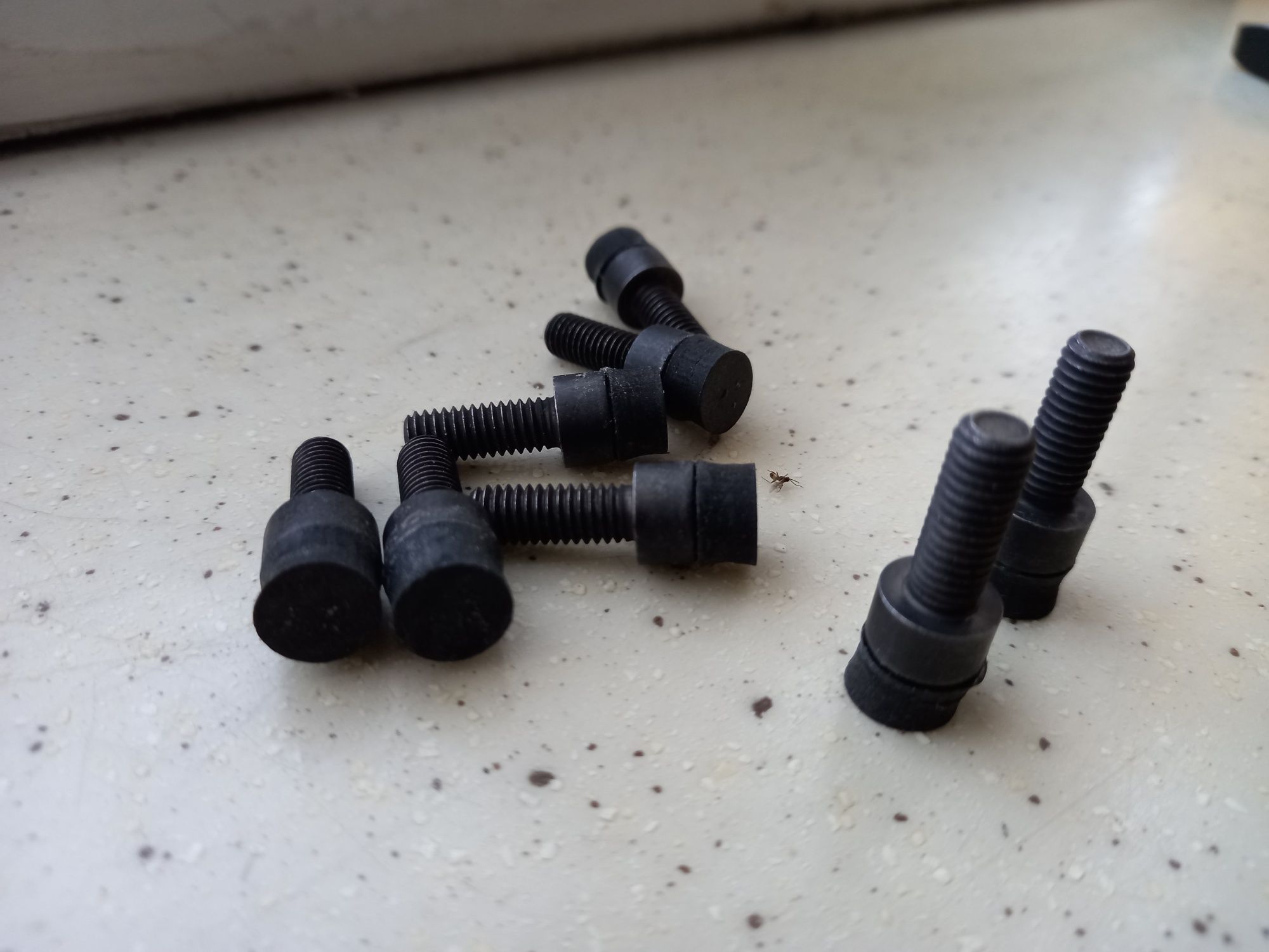 Nóżki wkręcane M6 x 15 mm.
