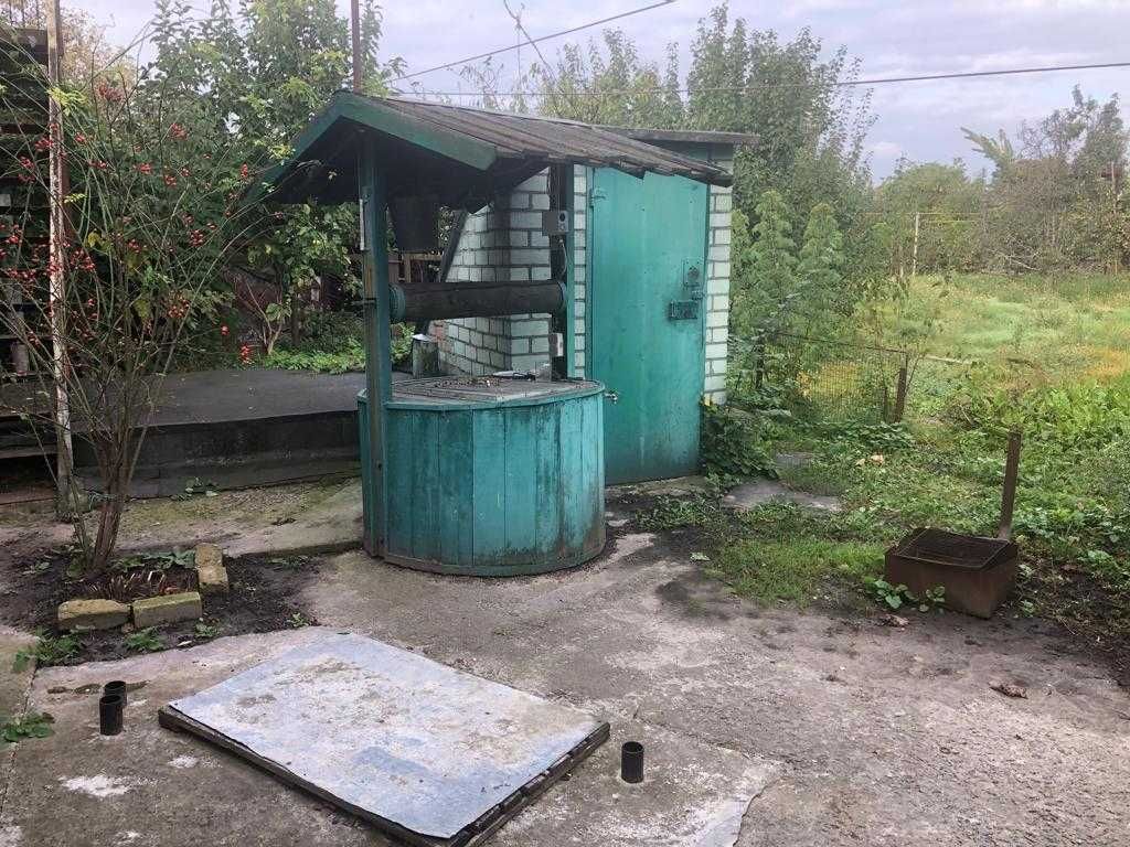 Будинок на березі річки.