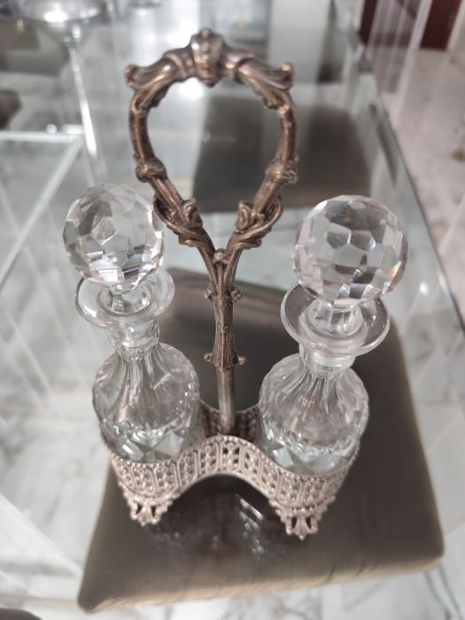 Galheteiro vintage em CRISTAL com estrutura em casquinha de prata.