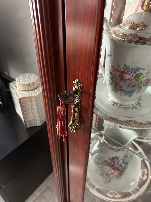 Cristaleira em madeira