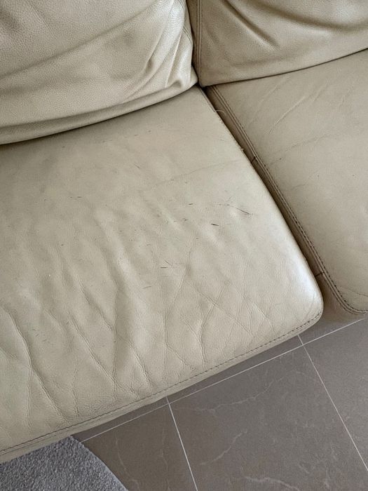 Sofás em pele bege