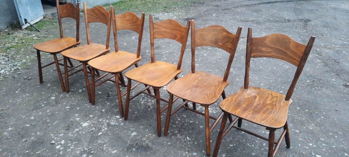 Drewniane stabilne krzesła