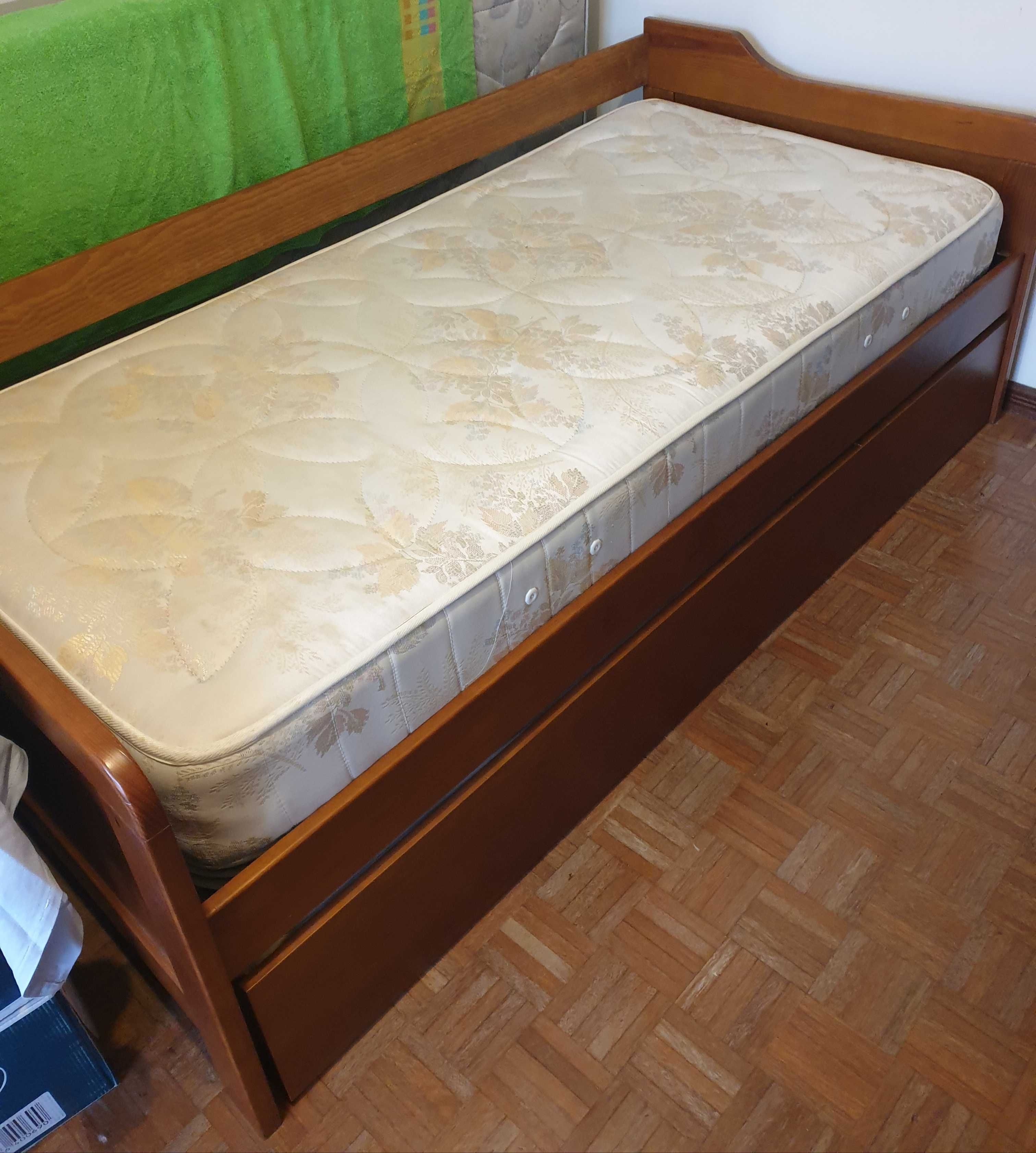 Cama dupla com colchões.