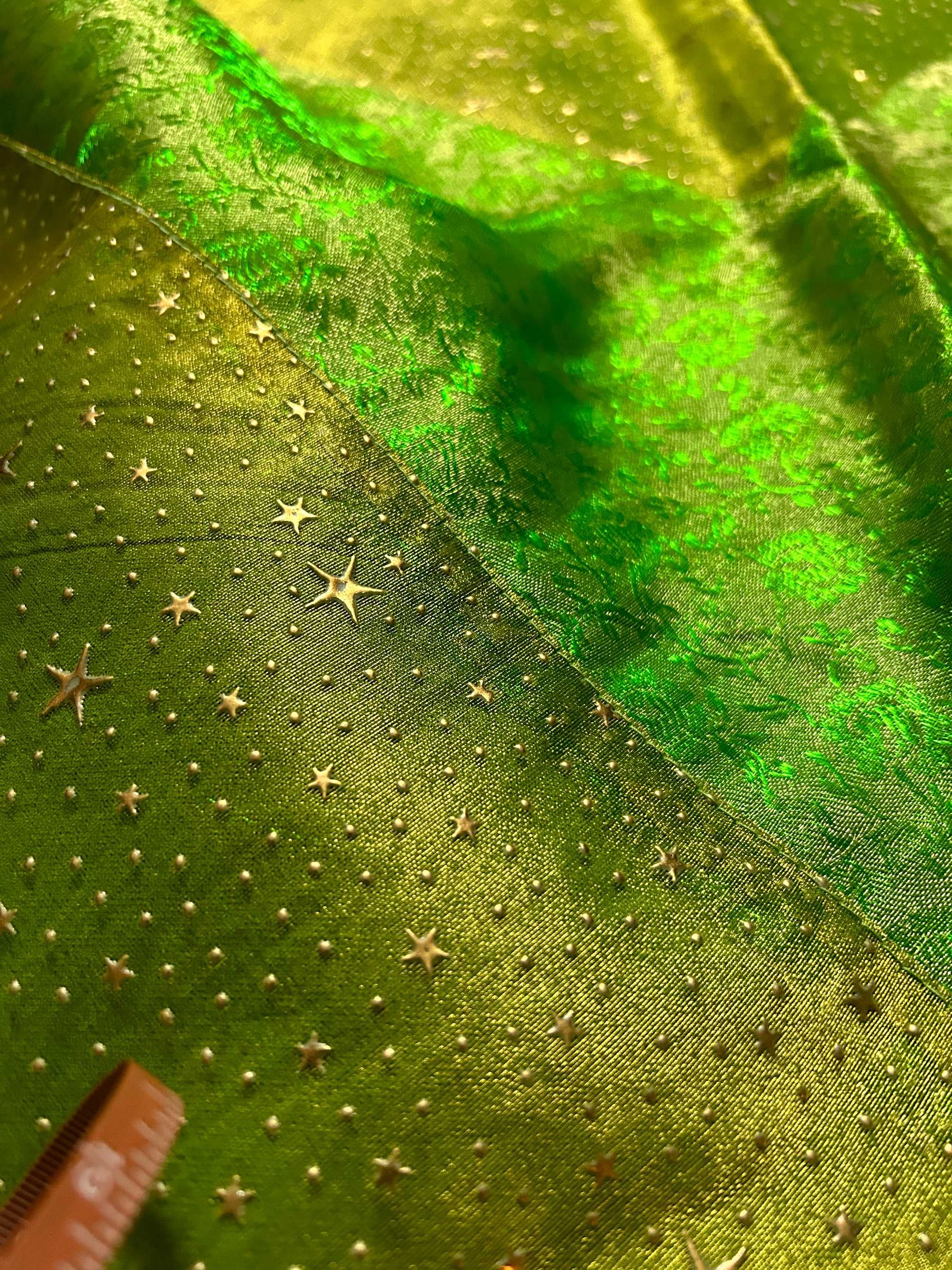 Coberta indiana verde, com aplicações em estrelas douradas