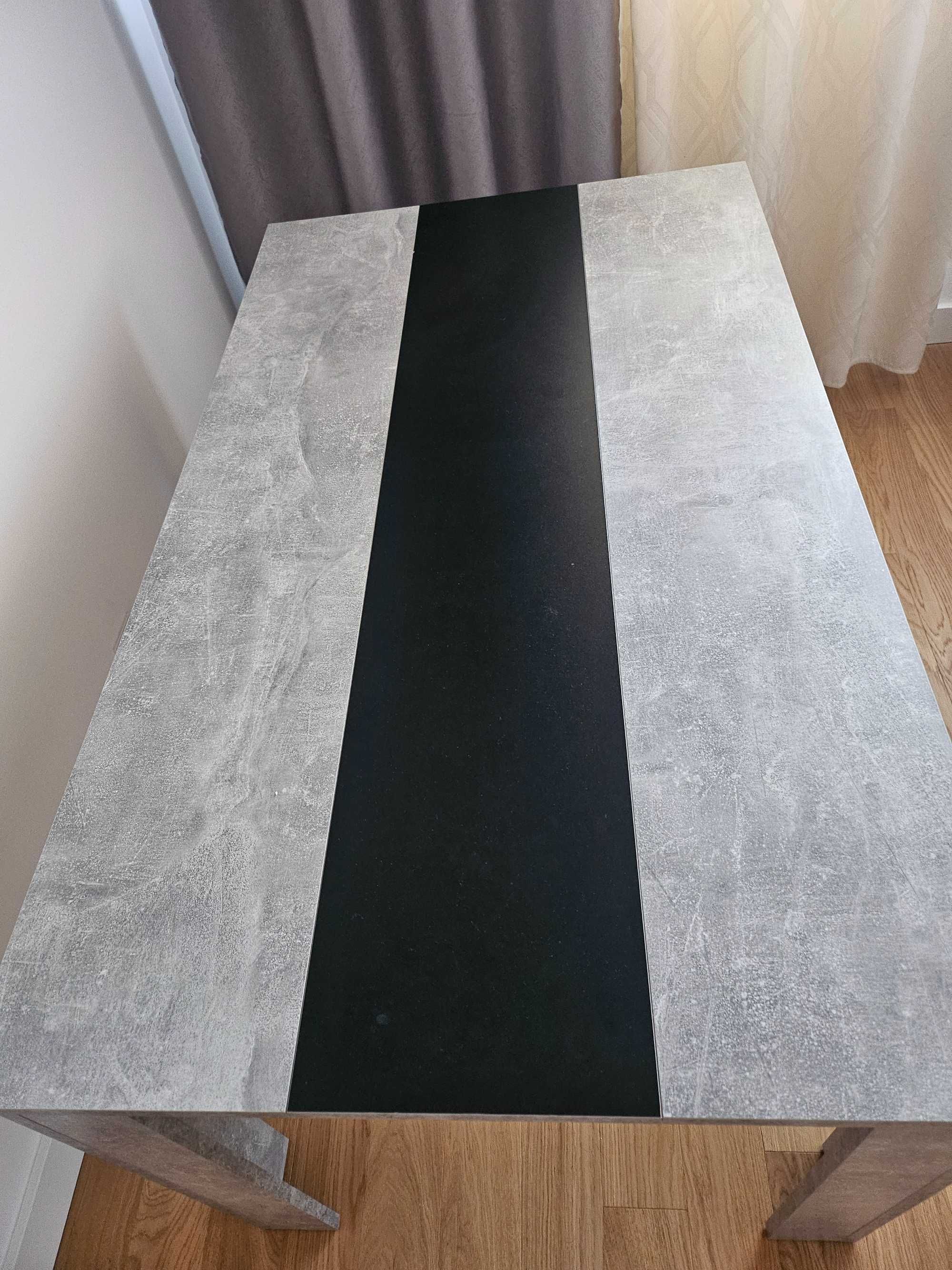 Mesa de sala, em tom cinza e barra preta