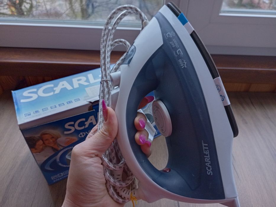 Праска з відпарювачем Scarlett SC-131S. Утюг