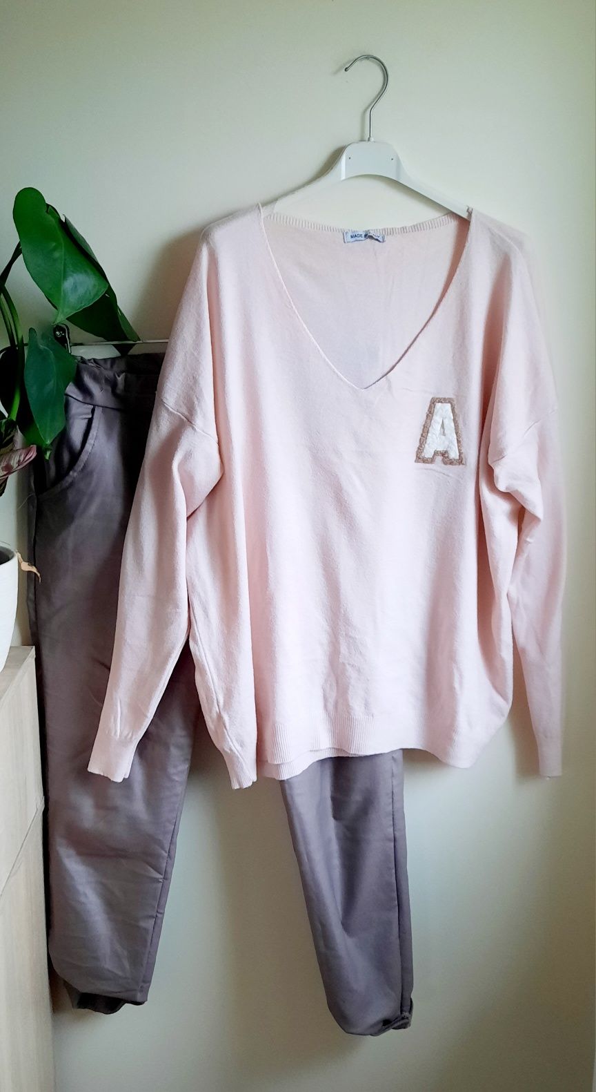 Sweter z naszywką A
