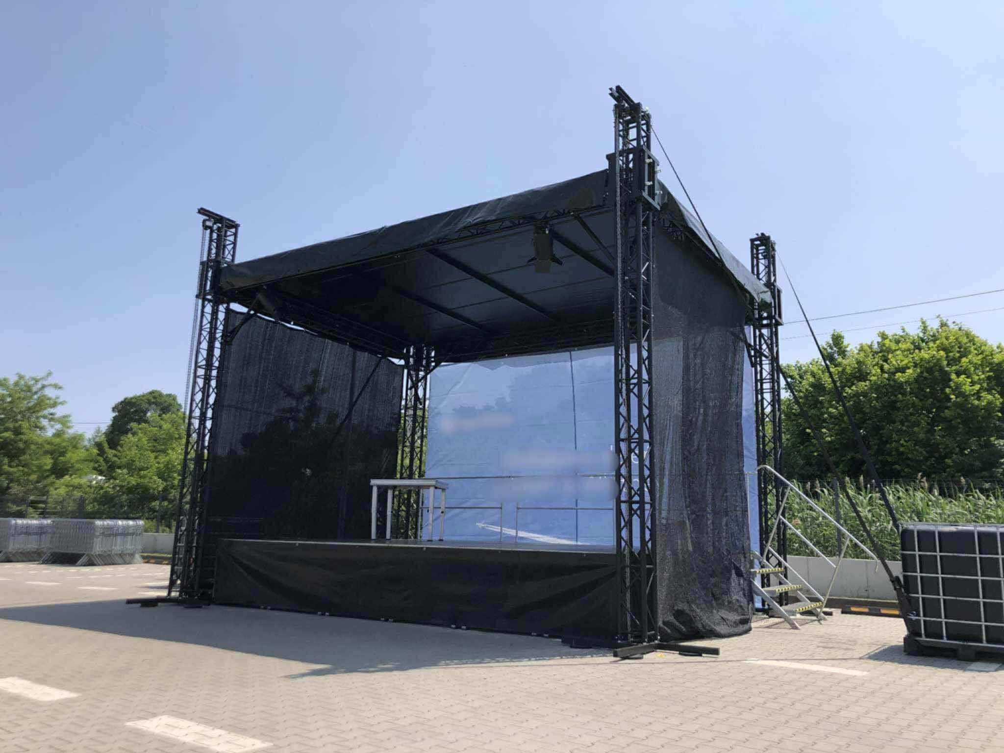 czarna scena zadaszenie nagłośnienie oświetlenie 6x4 scena 6x8