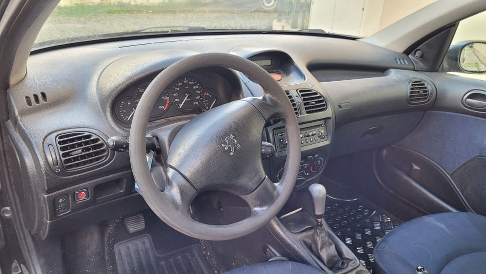 Peugeot 206 1,9D 3 portas e 5 lugares de 2001.
