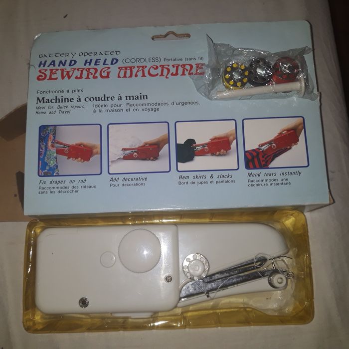 . Máquina de coser roupa portátil.