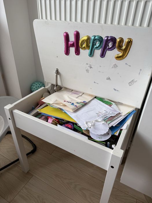 Dzieciecy stolik ze schowkiem Ikea