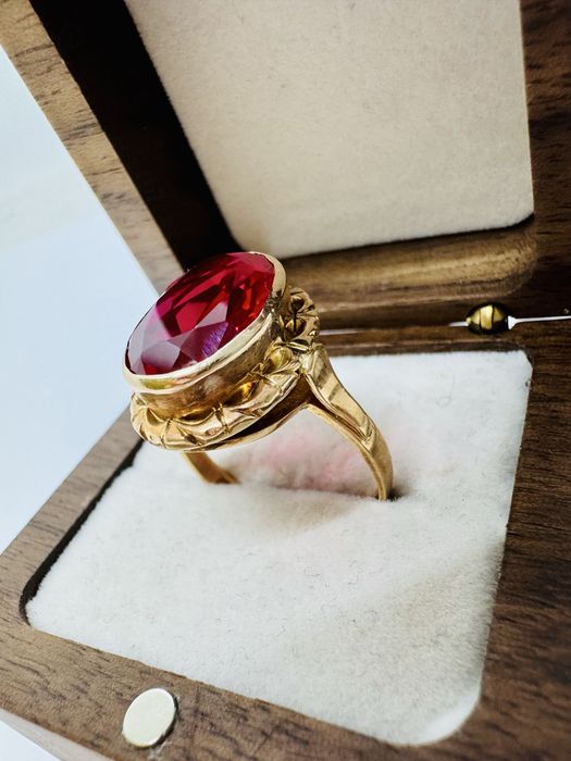 Złoty pierścionek z czerwonym oczkiem 585 - rozmiar 22 - STAN IDEALNY