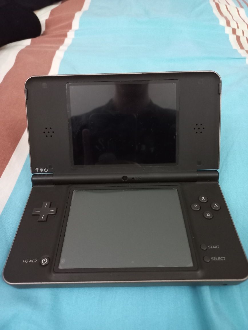 Nintendo DSi XL preta