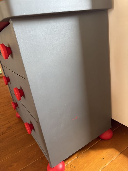 Szafka dziecięca z szufladami – szara z czerwonymi uchwytami