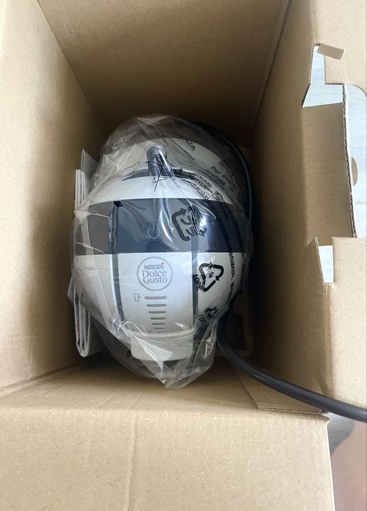 Maquina de cafe Dolce Gusto nova