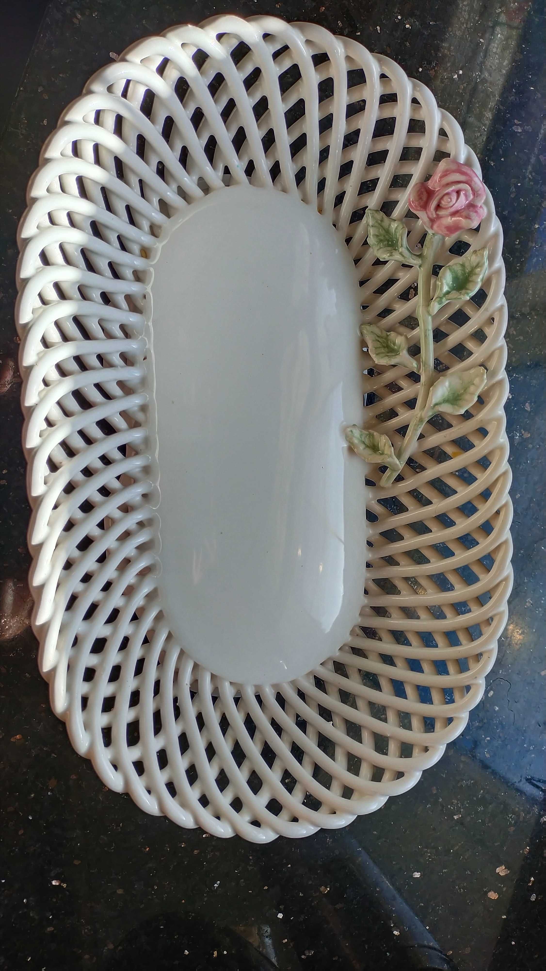 Porcelanowy koszyczek z różą
