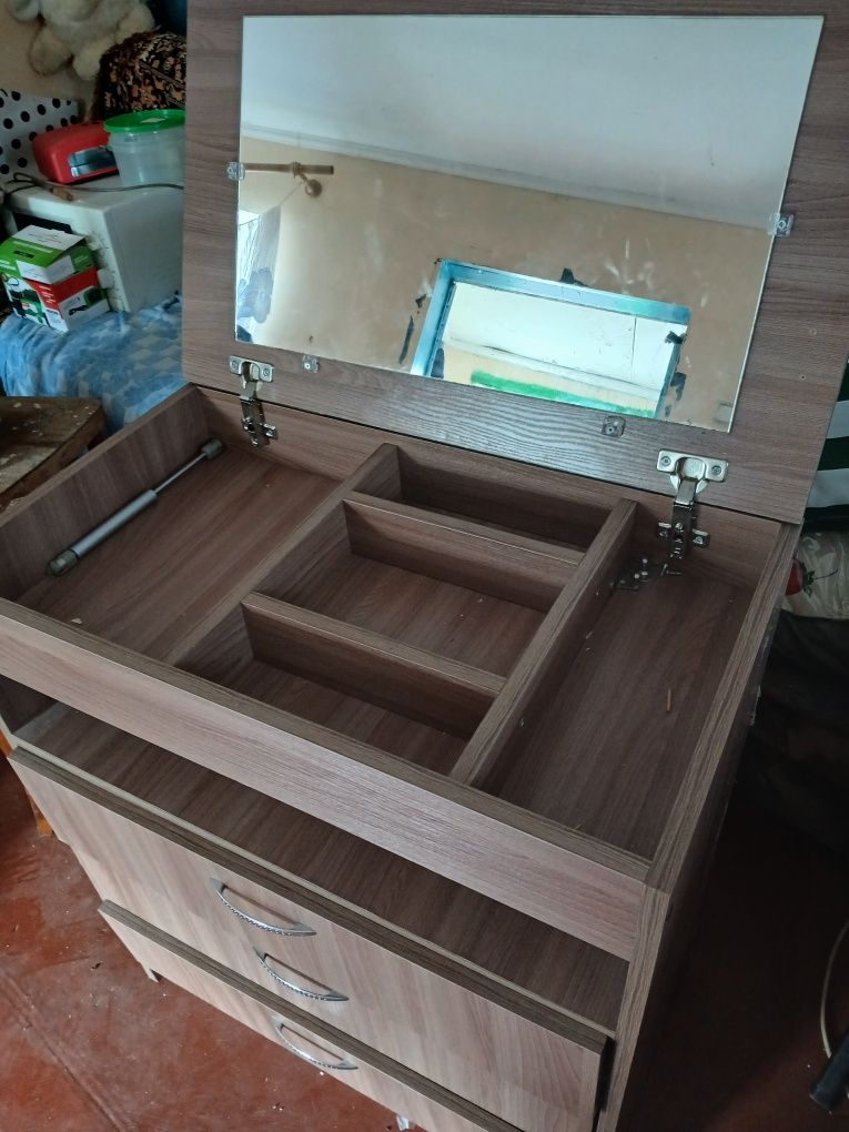 Продам камод з дзеркалом