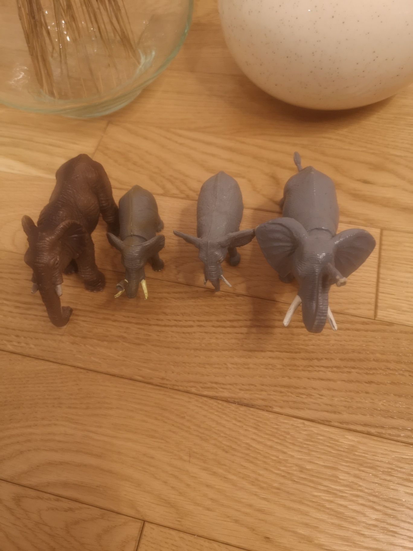 4 figurki słoni jedna figurka po 10zł.