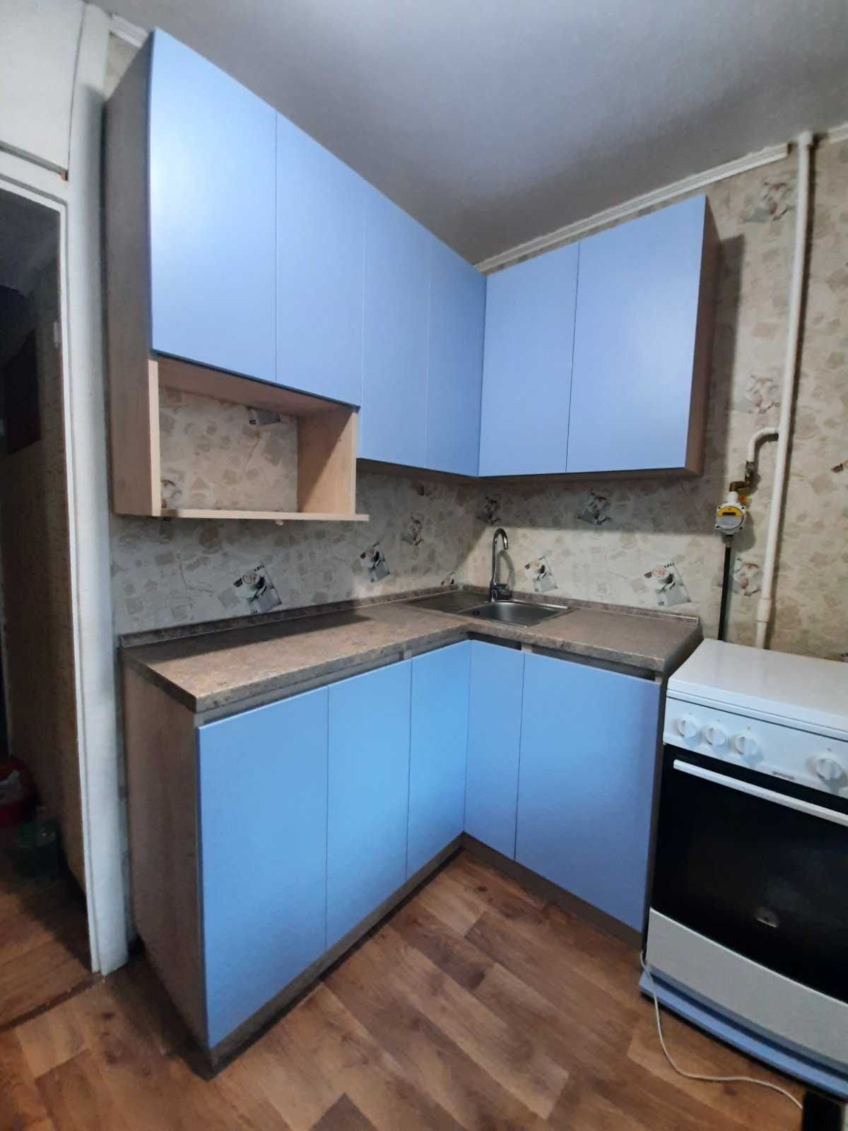 Голубая кухня с дверками без ручек в маленькое помещение