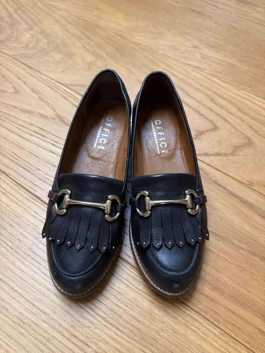 Skórzane mokasyny ze złotą klamrą