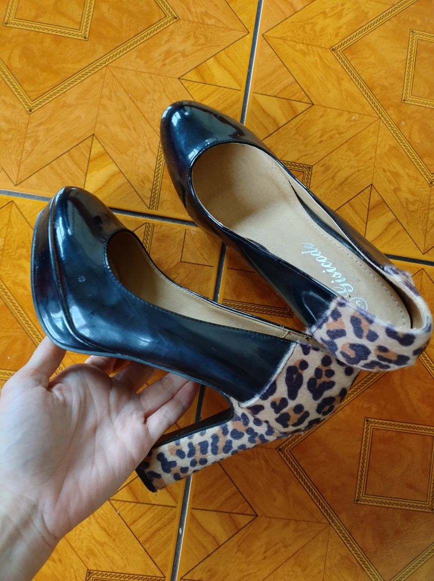 Buty damskie z panterkowym wzorkiem