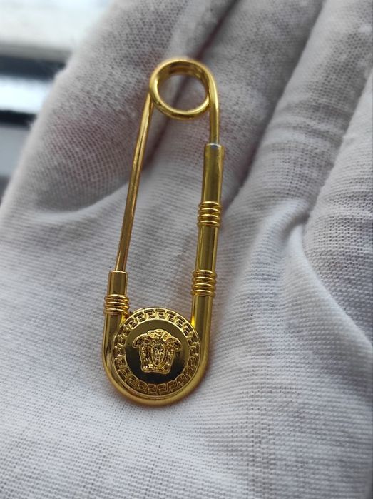 Шпильки, брошки з горгоною версаче