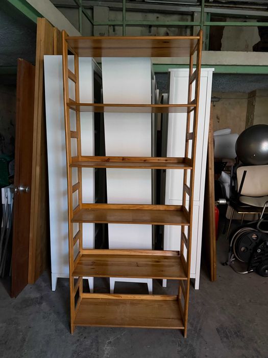 Estante em Madeira Maciça – Design Simples e Robusto