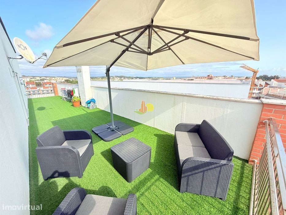 T4+1 Duplex com garagem dupla e terraço privativo