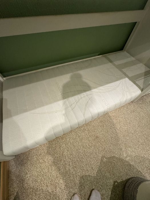 Ліжко деревʼяне із матрасами