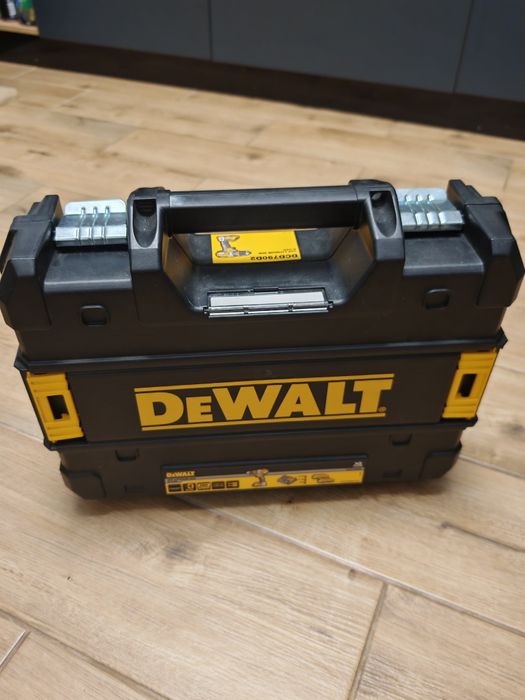 Шуруповерт DeWalt DCD790D2