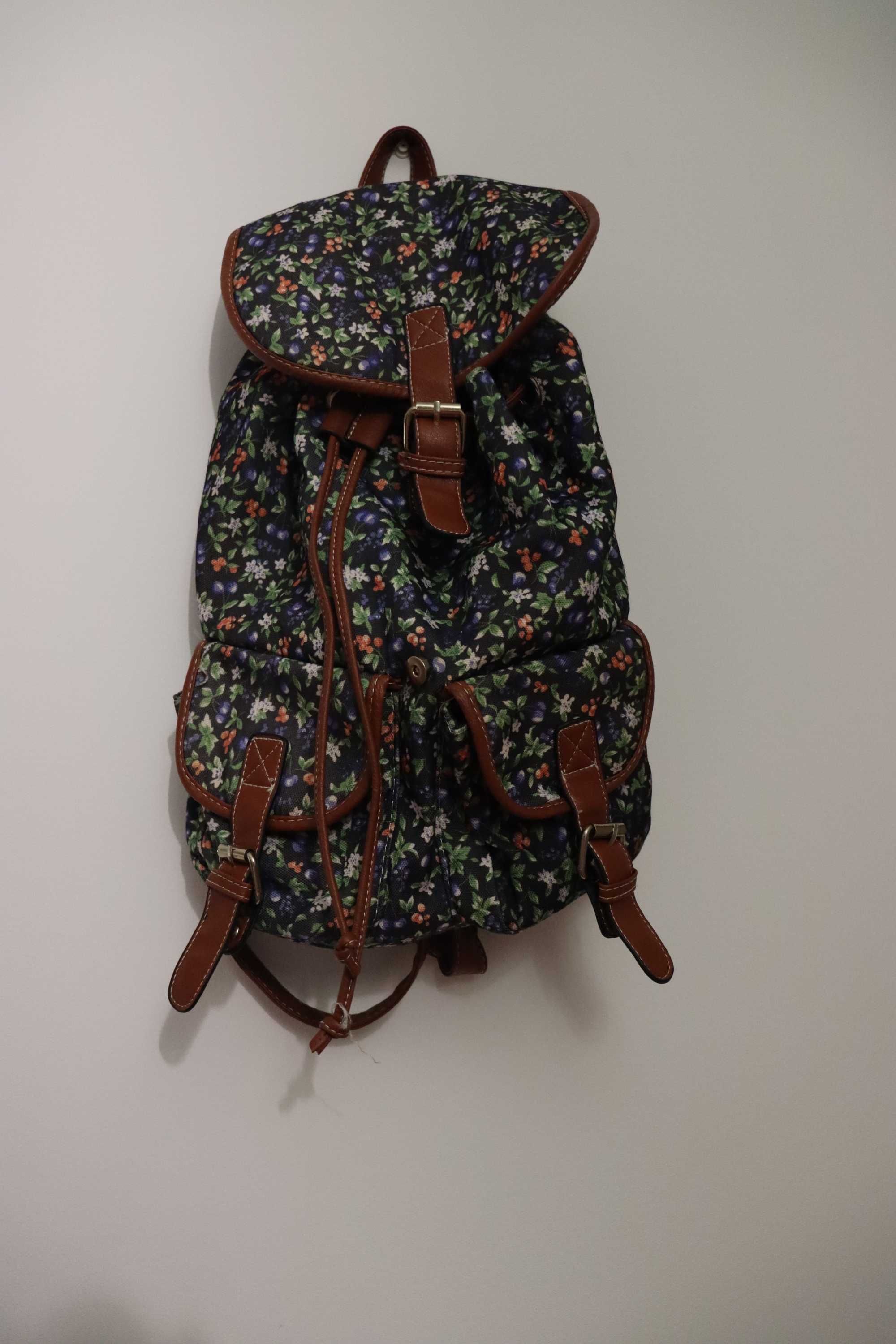 Mochila com padrão floral