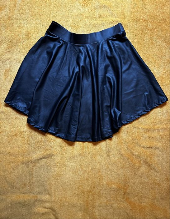 Saia godê em napa da Bershka. Nova