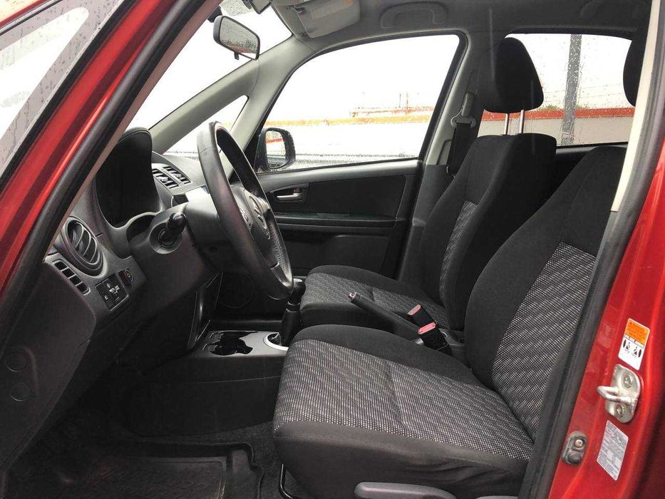 В продажі Suzuki SX-4 2007 року випуску.