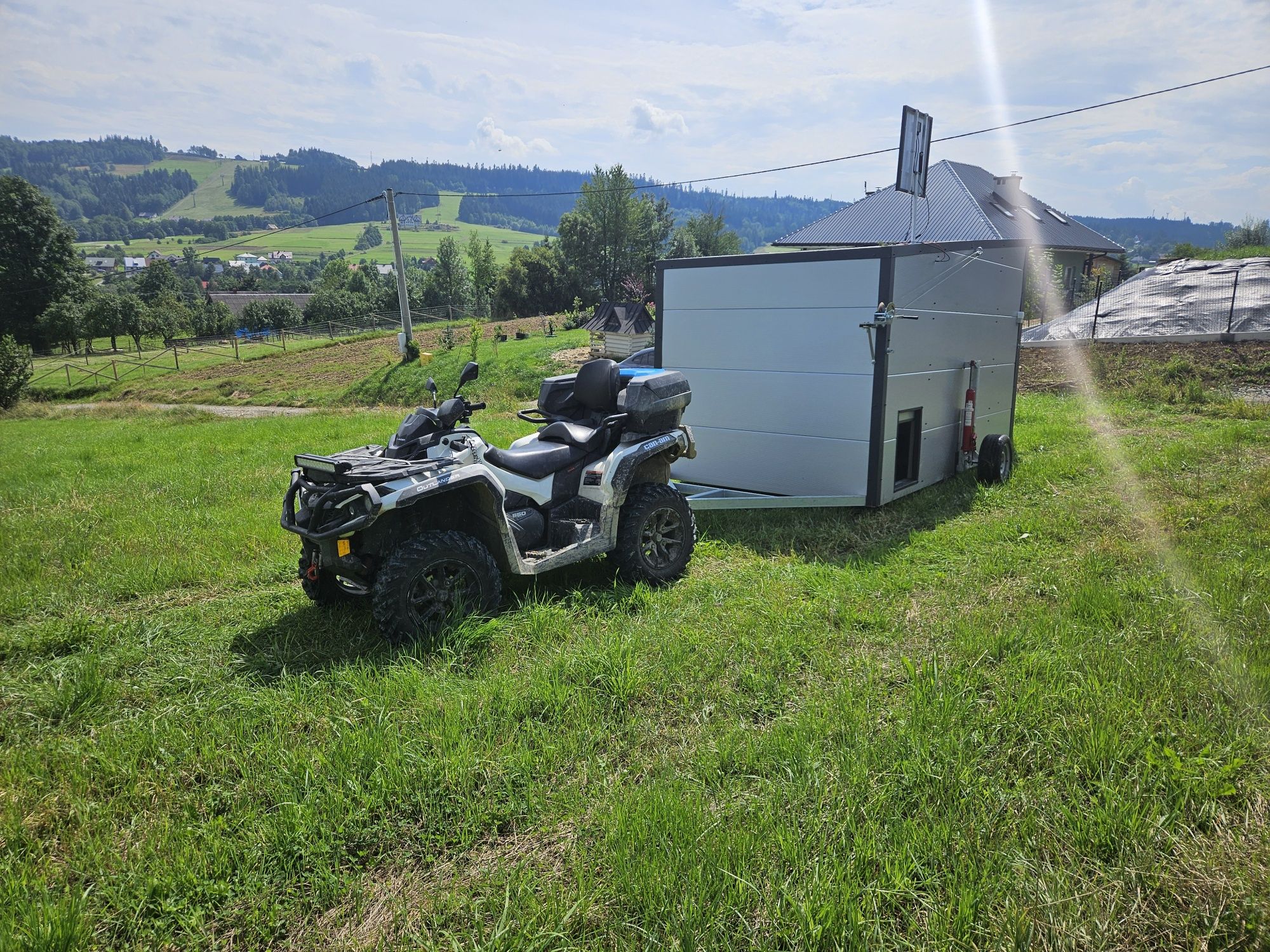 Kurnik mobilny. Ekologiczny Kurnik. Kurczak w wolnego wybiegu