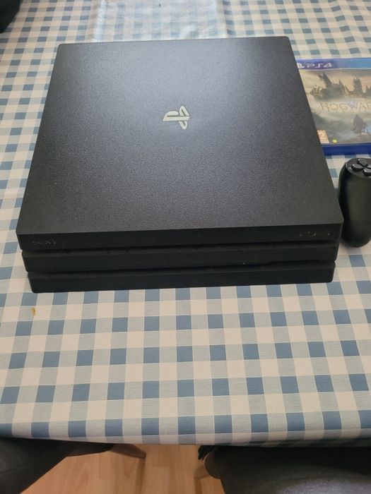 Ps4 pro com 3 jogos