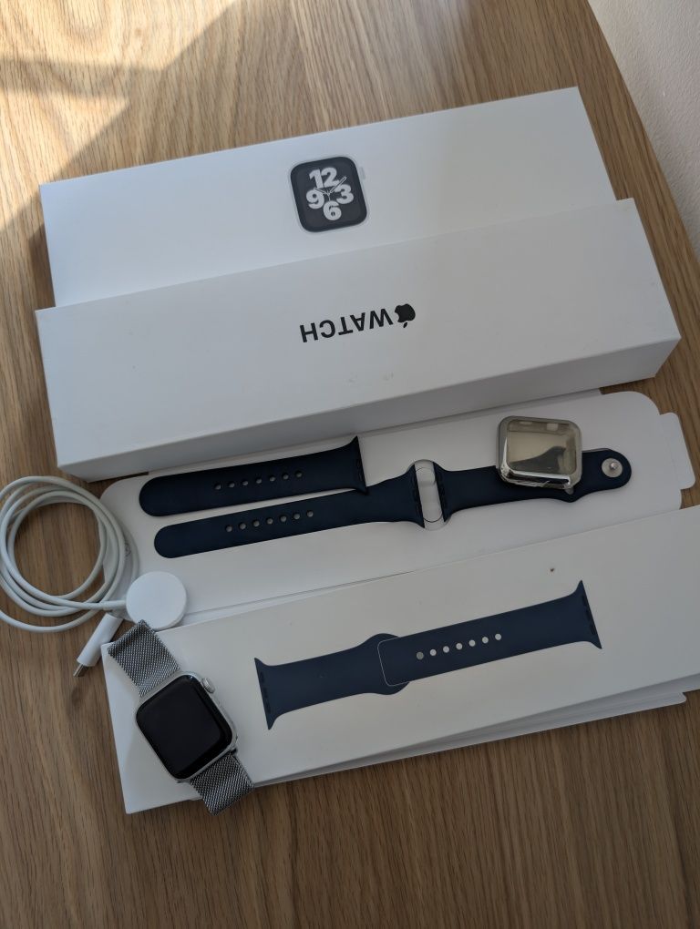 Apple watch SE com 2 braceletes e capa de proteção