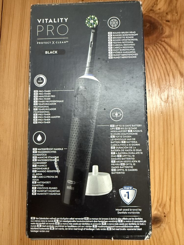 Електрична зубна щітка Oral-B Vitality Pro D103 Чорна