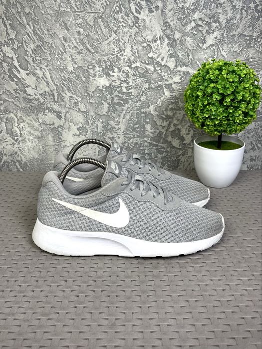 Nike Tanjun кроссовки 40 размер спортивные серые оригинал