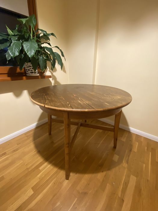 Okrągły drewniany stylowy stół